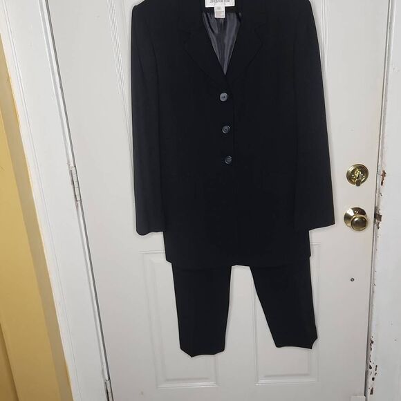 Jones New York Jackets & Blazers - Jones New York 2 piece black pants suit women's size 10